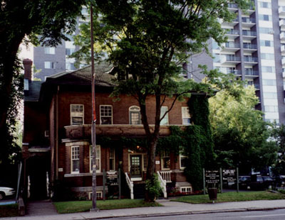 Façade de la maison Louis S. St-Laurent, qui montre la disposition symétrique des ouvertures en façade ainsi que les oriels et les fenêtres à guillotine dont la partie supérieure est divisée en petits carreaux, 2000. © Christine Chartré, Parks Canada Agency / Agence Parcs Canada, 2000.