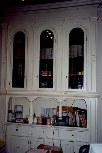 Vue de l'intérieur de la maison Louis S. St-Laurent, qui montre les traits formels et fonctionnels de l’aménagement intérieur associés à l’occupation de la résidence par Louis S. St-Laurent, notamment le vaisselier et les armoires vitrées exécutés, 2000. © Parks Canada Agency / Agence Parcs Canada, 2000 (Christine Chartré)