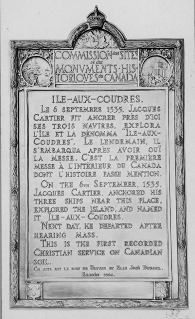 Vue de la plaque de la CLMHC érigée en 1928 (© Parks Canada / Parcs Canada, 1928)