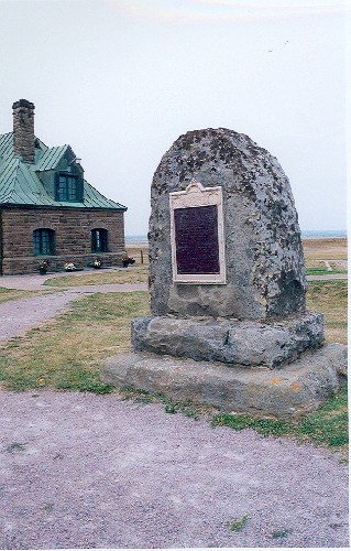 Vue générale de la plaque et le cairn au lieu historique national du Canada de l’Île-de-La-Vallière, 2002. © Parks Canada Agency / Agence Parcs Canada, 2002.