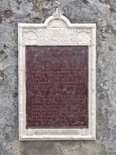 Vue en détail de la plaque de la CLMHC près de la LHNC Fort Beauséjour – fort Cumberland © Parks Canada / Parcs Canada, 2010 (Jim Molnar)