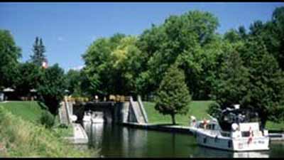 View of a lock on the Trent-Severn Waterway, 2000. © Parks Canada Agency/Agence Parcs Canada, 2000.