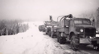 Convoi d'armée d'Etats-Unis le long de la route de l'Alaska, 1943-44 © Provincial Archives/P6826