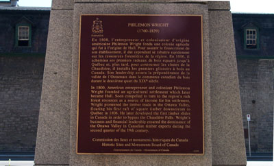 View of HSMBC plaque on monument across from the E.B. Eddy Warehouse on Taché Boulevard in Hull (© Parks Canada / Parcs Canada, 2001 (Dan Pagé))