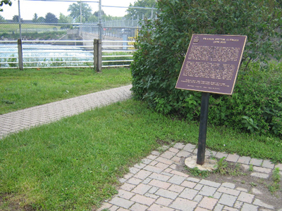 Plaque on a pedestal for Francis Hector Clergue © Parks Canada / Parcs Canada, 2008