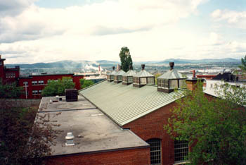 General view of the St. John Bastion Foundry, showing the pitched copper roof with five roof lanterns, 1993. © Agence Parcs Canada / Parks Canada Agency, Y. Desloges, 1993.