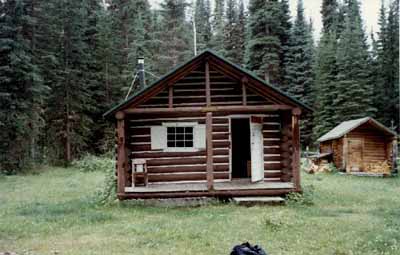 View of the main entrance to the Middle Forks Warden Patrol Cabin, showing the rustic architecture practiced within National Parks, 1997. © Parks Canada Agency / Agence Parcs Canada, 1997.