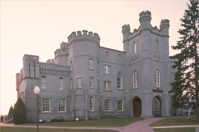 Vue générale du palais de justice du comté de Middlesex, qui montre sa construction en brique pleine avec une finition lisse en stucco. (© Parks Canada Agency / Agence Parcs Canada.)