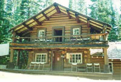 View of Twin Falls Tea House, showing its peeled log roof purlins and rafters, 1995. © Agence Parcs Canada / Parks Canada Agency, 1995.