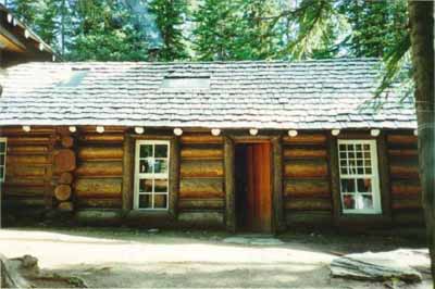 View of Twin Falls Tea House, showing its horizontal log construction, 1995. © Agence Parcs Canada / Parks Canada Agency, 1995.