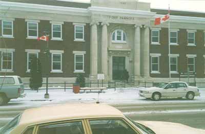 Vue de l'entrée principale de l'édifice fédéral sur la rue Scott, 1988. © Public Works and Government Services Canada / Travaux publics et Services gouvernementaux Canada, 1988.