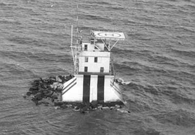 Aerial view of the Dwelling, 1988. © Canadian Coast Guard / Garde côtière canadienne, 1988.