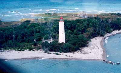 Panoramic view of the Chantry Island Lighthouse in its picturesque coastal setting which reinforces the region’s scenic and maritime character and is a symbol for the region, 1990. © Canadian Coast Guard / Garde côtière canadienne, 1990.