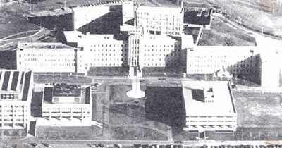 Aerial view of the RCMP Headquarters Building, ca. 1991. (© Department of Public Works / Ministère des Travaux publics, ca./vers 1991.)