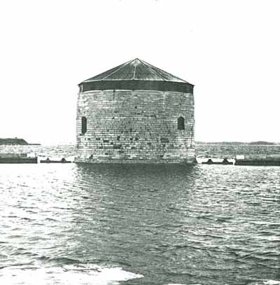 Vue générale de la tour Martello Shoal, 1977. © Parks Canada Agency / Agence Parcs Canada, 1977.