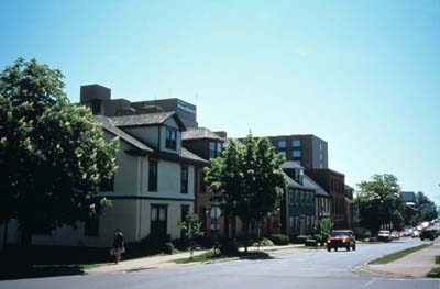 Vue générale de l’Arrondissement-Historique-de-la-Rue-Great George © Parks Canada / Parcs Canada, R. Lavoie 1999