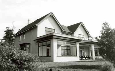 Exterior photo © (E. Mills, Canadian Parks Serice, Architectural History Branch, 1992.)