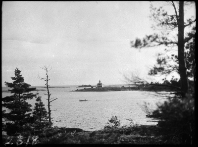 Photographie historique montrant au loin le phare de Snug Harbour, alignement postérieur, en 1927 (© Library and Archives Canada | Bibliothèque et Archives Canada, Clifford M. Johnston, PA-056330.)