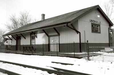 Corner view of Canadian National Railway Station, showing both the rear and side façades, 1993. (© Agence Parcs Canada / Parks Canada Agency, A. M. de Fort-Menares, 1993.)