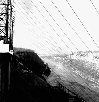 Vue des fils de la centrale hydroélectrique de Queenston et la rivières Niagara ci-dessous traversée par le pont Lewiston. (© Library and Archives Canada, National Film Board, Ronny Jaques  / Bibliothèque et Archives Canada, Office national du film, Ronny Jaques)