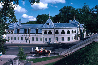 Vue générale du lieu historique national du Canada du Cercle-de-la-Garnison-de-Québec, 1993. © Agence Parcs Canada / Parks Canada Agency, 1993.