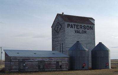 Saskatchewan Wheat Pool grain elevator © Expired; Wikipedia