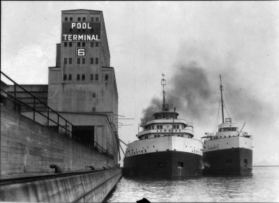 Historic photograph showing S.S. Lemoyne world's record grain carrier alongside pool terminal at Port Arthur, Ontario. © Library and Archives Canada, Dept. of Interior | Bibliothèque et Archives Canada, Ministère de l’Intérieur, PA-043431