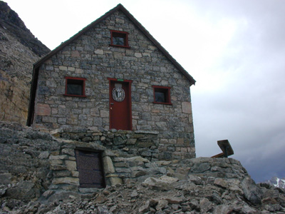 Façade of Abbot Pass Refuge Cabin, showing the harmony of the building with its setting. © Public Works and Government Services Canada / Travaux publics et services gouvernementaux Canada.