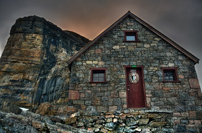 Abbot Pass Refuge Cabin Gable end and Entrance, 2014. © Adrienne Corcoran, Club alpin du Canada, 2014 / Adrienne Corcoran, Alpine Club of Canada, 2014.