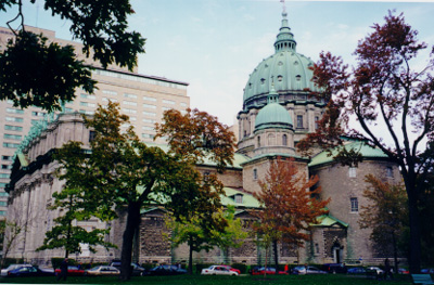 Vue latérale de la cathédrale, prise depuis la Place du Canada.  On aperçoit le dôme principal, ainsi qu'un des deux petits dômes latéraux © Parks Canada / parcs Canada, 1999 (Nathalie Clerk)