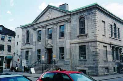 Vue générale montrant une façade de l'ancien édifice de la douane de Montréal, 1997. (© Parks Canada Agency/Agence Parcs Canada, N. Clerk, 1997.)