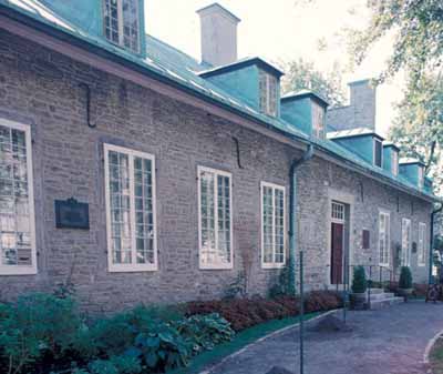 Vue du Château De Ramezay / maison des Indes, montrant les murs de pierre. © Agence Parcs Canada / Parks Canada Agency.