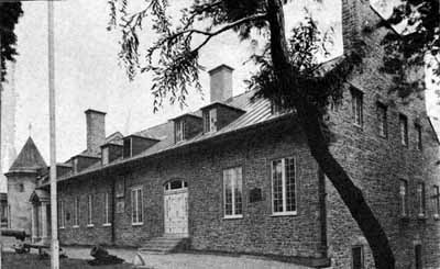 Vue générale du Château De Ramezay / maison des Indes, montrant les imposants parapets des murs d’extrémité et les hautes cheminées en pierre, 1968. © Agence Parcs Canada / Parks Canada Agency, A. J. H. Richarson, 1968.