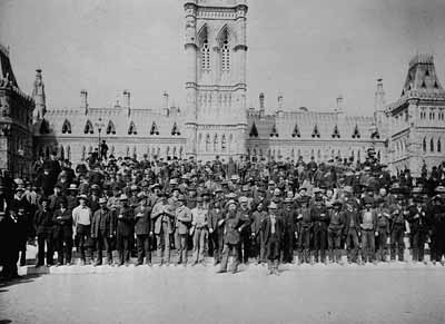 Canadian voyageurs in front of the Parliament Buildings, detail from "Canadian Nile Contingent". © James Ashfield / Bibliothèque et Archives Canada | Library and Archives Canada / C-002877