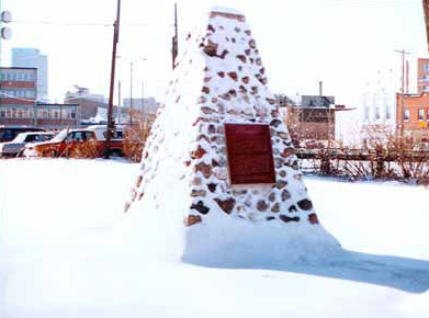 Vue de la plaque et cairn de la CLMHC © Parks Canada Agency / Agence Parcs Canada, 1989.