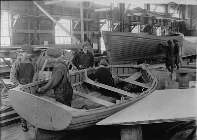 Women workers at Dr. Alexander Graham Bell's laboratory, Beinn Bhreagh. 
ca 1914 - 1918 © Canada. Ministère de la défense nationale | National Defence / Bibliothèque et Archives Canada | Library and Archives Canada / PA-024363