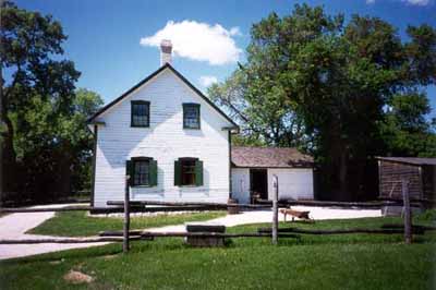 View of the main entrance to Louis Riel House, 1999. © Parks Canada Agency/ Agence Parcs Canada, 1999.