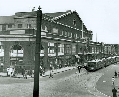 La façade sud (rue Sainte-Catherine) du Forum de Montréal montrant l'aspect d'origine de la structure avec les espaces commerciaux le long des façades sud et ouest (côté gauche de la photograhie), avril 1947. © Library and Archives Canada, National Film Board, Phototèque Collection | Bibliothèque et Archives Canada, Office national du film, Collection Phototèque, PA129603.