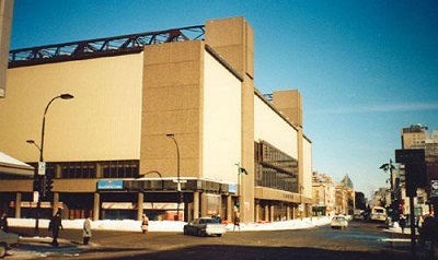 Vue en angle du Forum de Montréal avec la nouvelle formule extérieure datant de 1968, 1997. © Parks Canada Agency | Agence Parcs Canada, Dana Johnson, 1997.