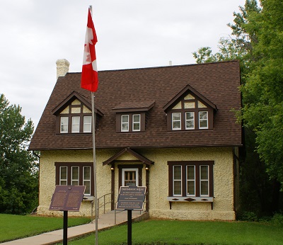 Devanture de la maison avec la plaque de la CLMHC © Parks Canada | Parcs Canada