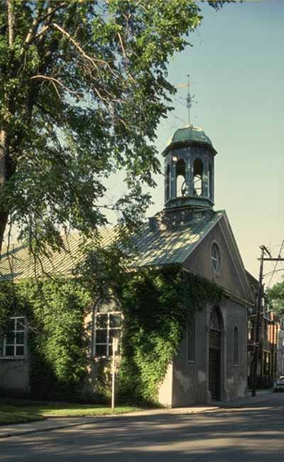 Vue générale de l'église des Récollets au complexe historique de Trois-Rivières, qui montre le clocher modeste. © Parks Canada Agency / Agence Parcs Canada