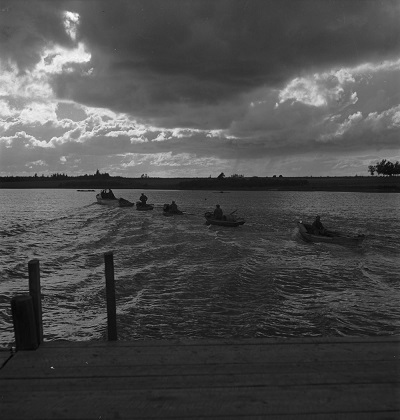 P.E.I. fishermen in dories on Malpeque Bay © Library and Archives Canada | Bibliothèque et Archives Canada / National Film Board fonds | fonds de l'Office national du Film du Canada / e011175766