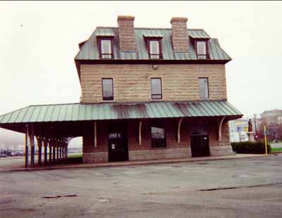 General view of the side elevation of the Newfoundland Railway Headquarters National Historic Site of Canada terminus building, 1997. © Public Works and Government Services Canada / Travaux publics et Services gouvernementaux Canada, 1997.