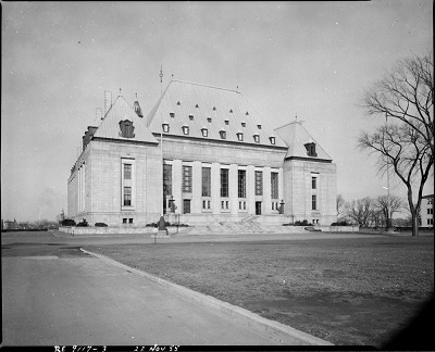 Supreme Court building, 1955 © Canada. Dept. of National Defence | ministère de la Défense nationale / Library and Archives Canada | Bibliothèque et Archives Canada / PA-068697