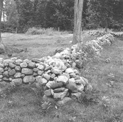 General view of the walls that outline the fort, 1920. © Library and Archives Canada / Bibliothèque et Archives Canada, 1920.