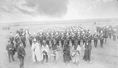 Chief Piapot (Pi-a-pot) and warriors on display. © O.B. Buell / Library and Archives Canada | Bibliothèque et Archives Canada / PA-118775