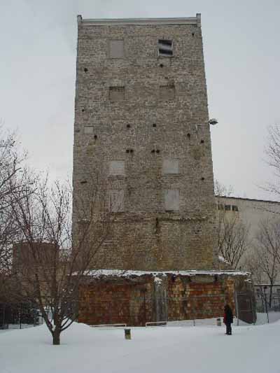 Side view of the E.B. Eddy Digester Tower, 2009. © Parks Canada Agency / Agence Parcs Canada, Jamie Dunn, 2009.