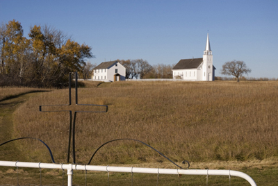 Vue générale du Batoche qui montre les édifices subsistants associés à la résistance des Métis et à la communauté d'origine, 2007. © Parks Canada Agency / Agence Parcs Canada, David Venne, 2007.