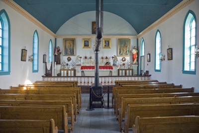 Vue de l'intérieur du Batoche qui montre son plan d’église à nefs de hauteur égale où l’on observe six fenêtres de style néogothique dans chacun des murs latéraux de la nef, 2007. © Parks Canada Agency / Agence Parcs Canada, David Venne, 2007.