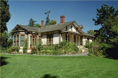 Vue générale de la Maison-de-Point Ellice / Maison-O’Reilly, qui montre ses toits à deux versants de faible inclinaison, 1991. (© Parks Canada | Parcs Canada, 1991.)